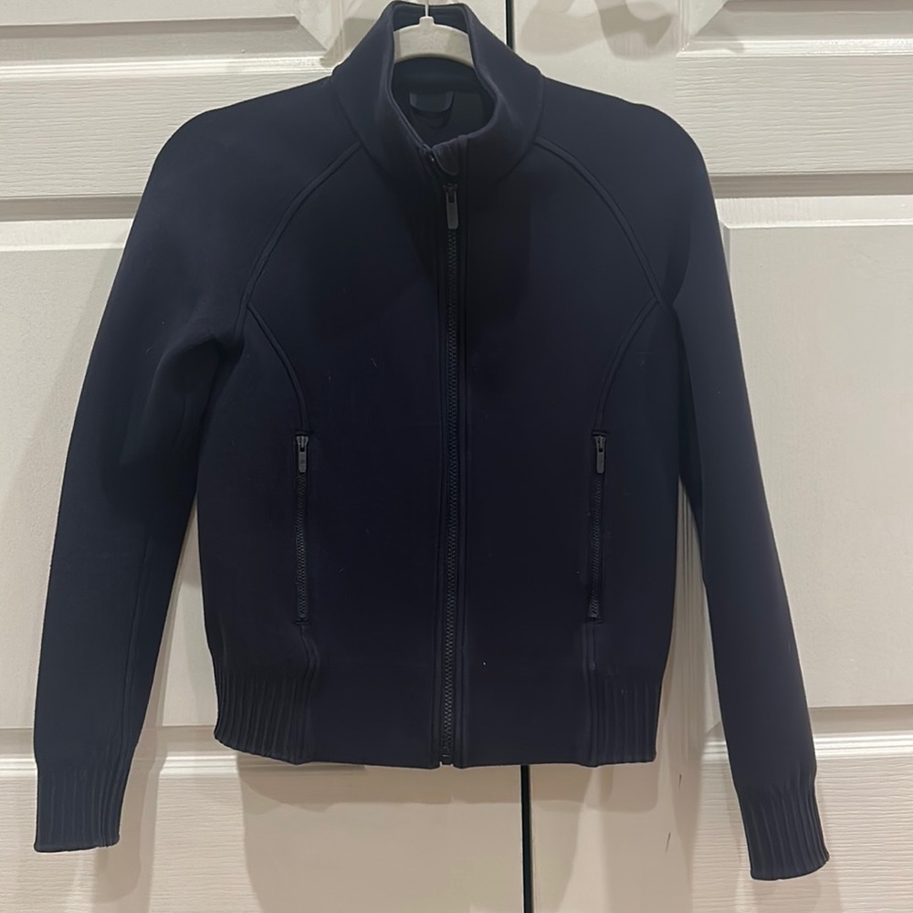 Fitted and synched zip up